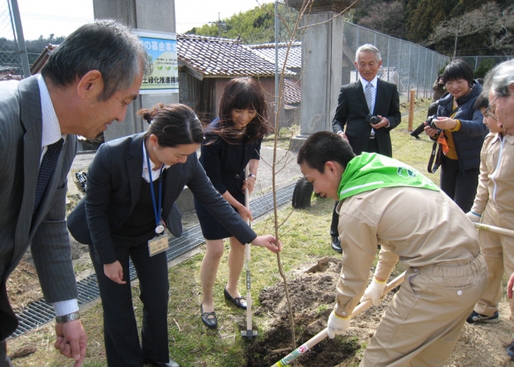 「学校環境教育向上のための緑化事業」記念式典